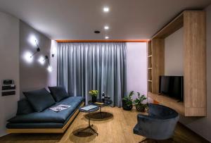 Posezení v ubytování Everblue Sea View Apt + 13 fotografií