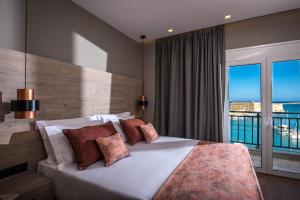 Postel nebo postele na pokoji v ubytování Everblue Sea View Apt
