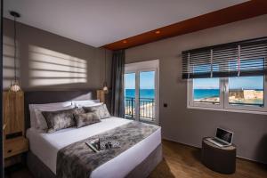 Postel nebo postele na pokoji v ubytování Everblue Sea View Apt