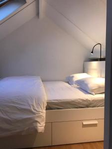 Tempat tidur dalam kamar di IJSSELMEER Lake houses