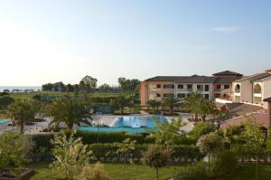 Ein Blick auf den Pool von der Unterkunft Hapimag Resort Scerne di Pineto oder aus der Nähe