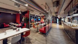 Um restaurante ou outro lugar para comer em ibis Hotel Köln Airport