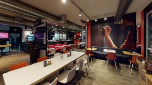 Uma área de estar em ibis Hotel Köln Airport