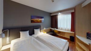 Cama ou camas em um quarto em ibis Hotel Köln Airport