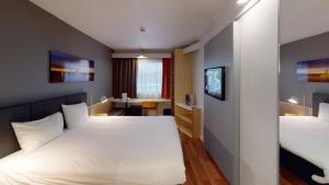 Cama ou camas em um quarto em ibis Hotel Köln Airport