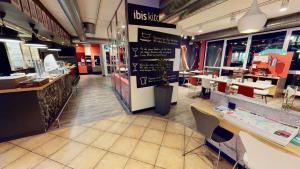 Um restaurante ou outro lugar para comer em ibis Hotel Köln Airport