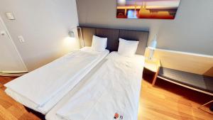 Cama ou camas em um quarto em ibis Hotel Köln Airport