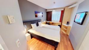 Cama ou camas em um quarto em ibis Hotel Köln Airport