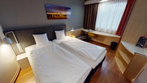 Cama ou camas em um quarto em ibis Hotel Köln Airport