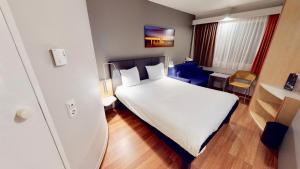 Cama ou camas em um quarto em ibis Hotel Köln Airport