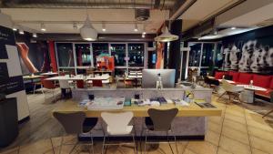Um restaurante ou outro lugar para comer em ibis Hotel Köln Airport