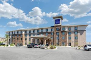 een hotel met auto's geparkeerd op een parkeerplaats bij Sleep Inn & Suites Middletown - Goshen in Middletown