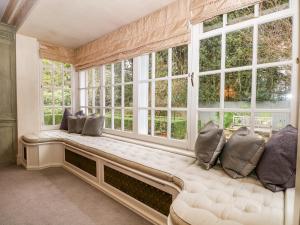 a large window seat in a room with pillows at Gleneagles in Ascot