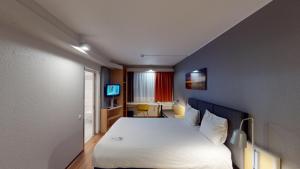 Cama ou camas em um quarto em ibis Hotel Köln Airport