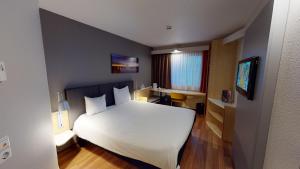 Cama ou camas em um quarto em ibis Hotel Köln Airport mais 27 fotos