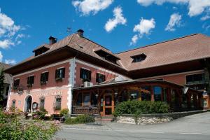 ein großes Backsteingebäude mit einem Dach in der Unterkunft Landhof zum Waidegger Wirt in Waidegg