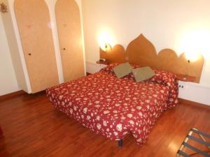a bedroom with a bed with a red bedspread at Cà Del Dose in Venice