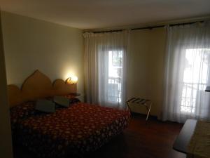 sypialnia z łóżkiem i 2 oknami w obiekcie Cà Del Dose w Wenecji