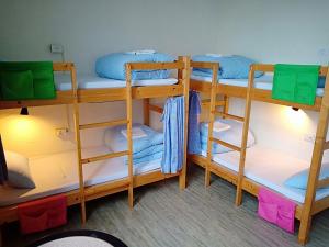 - un ensemble de lits superposés dans une chambre dans l'établissement N-square Homestay, à Yuanli