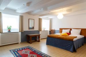 sypialnia z łóżkiem i oknem w obiekcie Kanalhuset w Kopenhadze