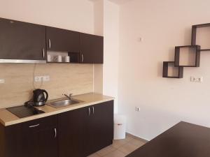 Η κουζίνα ή μικρή κουζίνα στο Salt Lake ApartHotel