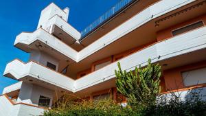 um edifício com varandas brancas do lado em Appartamento Il Marinaio em Porto Azzurro