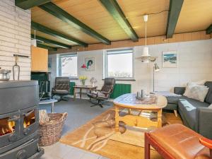 Vedersø Klitにある6 person holiday home in Ulfborgのリビングルーム(ソファ、コンロ付)