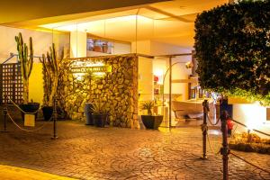 a lobby of a building with potted plants at Hotel MC San José in San José