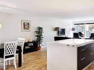 uma cozinha e sala de estar com mesa e cadeiras em 8 person holiday home in Grevinge em Grevinge