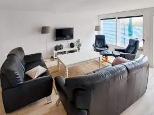 uma sala de estar com dois sofás de couro e uma mesa em 8 person holiday home in Grevinge em Grevinge