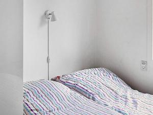 um quarto com uma cama com um candeeiro ao lado em 8 person holiday home in Grevinge em Grevinge