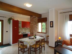 cocina y sala de estar con mesa y sillas en Villa Maria Typ M1, en Crone