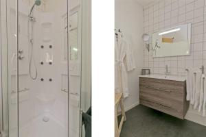 een badkamer met een douche en een wastafel bij Appartement "in de wolken" in Gees in Gees