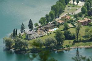 eine Luftansicht eines Hauses auf einer Insel im Wasser in der Unterkunft Villa Maria Typ M1 in Crone