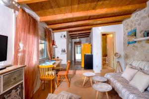 TV a/nebo společenská místnost v ubytování PaxosBlue Suites & Villas