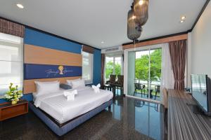 um quarto com uma cama grande e uma televisão em The River Scene em Krabi