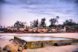 um edifício numa praia com piscina de água em 嚨口秘境觀海民宿The heart of the sea em Jinning