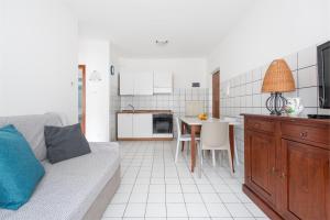 Casa Pelér في ناجو توربولي: غرفة معيشة مع أريكة ومطبخ مع طاولة