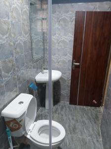 Bilik mandi di StayCation Suites And Apartment