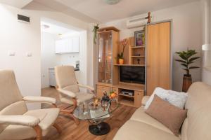 TV a/nebo společenská místnost v ubytování Beach Apartments "Bili Cvitak"