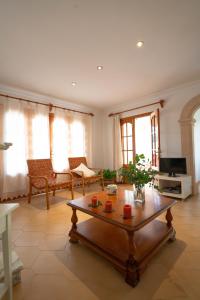Ca Na Capellá في بلايا دي مورو: غرفة معيشة مع طاولة وأريكة