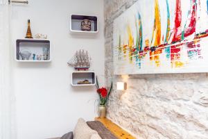 una sala de estar con una pintura en la pared en Castello rezidence Korcula 2 en Korčula