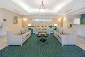 Ruang duduk di La Quinta Inn and Suites Fort Myers I-75