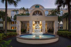 Bazén v ubytování La Quinta I-95 Deerfield Beach - Next to The Home Depot & Behind The Wawa nebo v jeho okolí