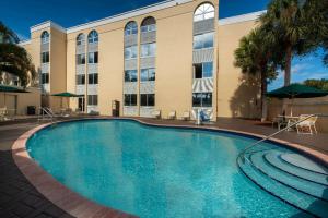 a large swimming pool in front of a building at La Quinta I-95 Deerfield Beach - Next to The Home Depot & Behind The Wawa in Deerfield Beach