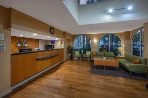 an office lobby with a living room and dining area at La Quinta I-95 Deerfield Beach - Next to The Home Depot & Behind The Wawa in Deerfield Beach