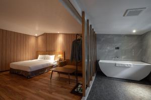 Letto o letti in una camera di Yunoyado Onsen Hot Spring Hotel Deyang