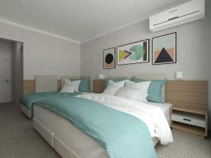 Un pat sau paturi într-o cameră la Hotel Lotos