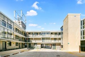 un aparcamiento vacío frente a un edificio en Quality Inn Sunshine Haberfield en Sídney