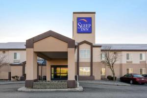 un edificio con una señal para una posada para dormir en Sleep Inn near Washington State Line, en Post Falls